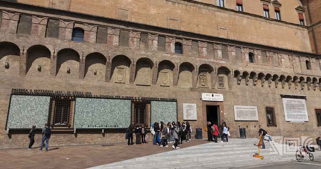 Exterior of the Sala Borsa Library in Bologna, with the steps and partisan shrine visible.