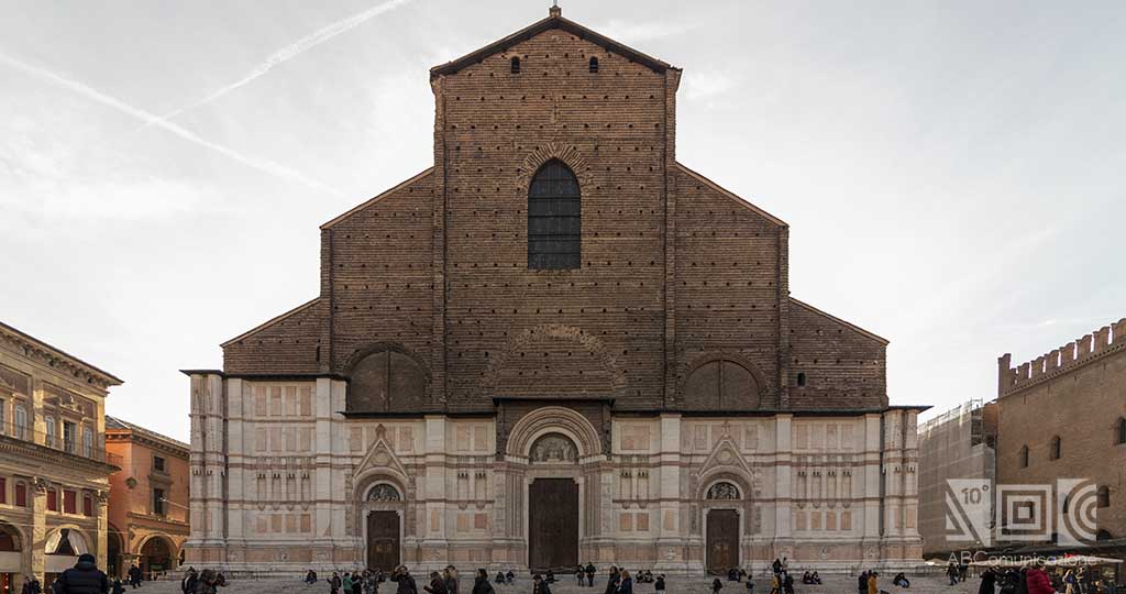 Church of San Petronio, Piazza maggiore