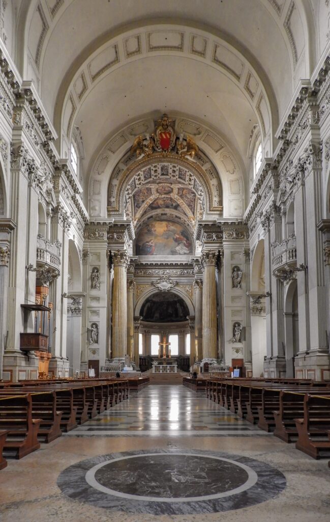 Navata centrale della Cattedrale di San Pietro a Bologna.