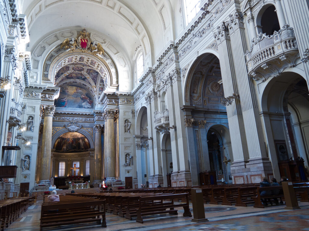 Interno della cattedrale di San Pietro.