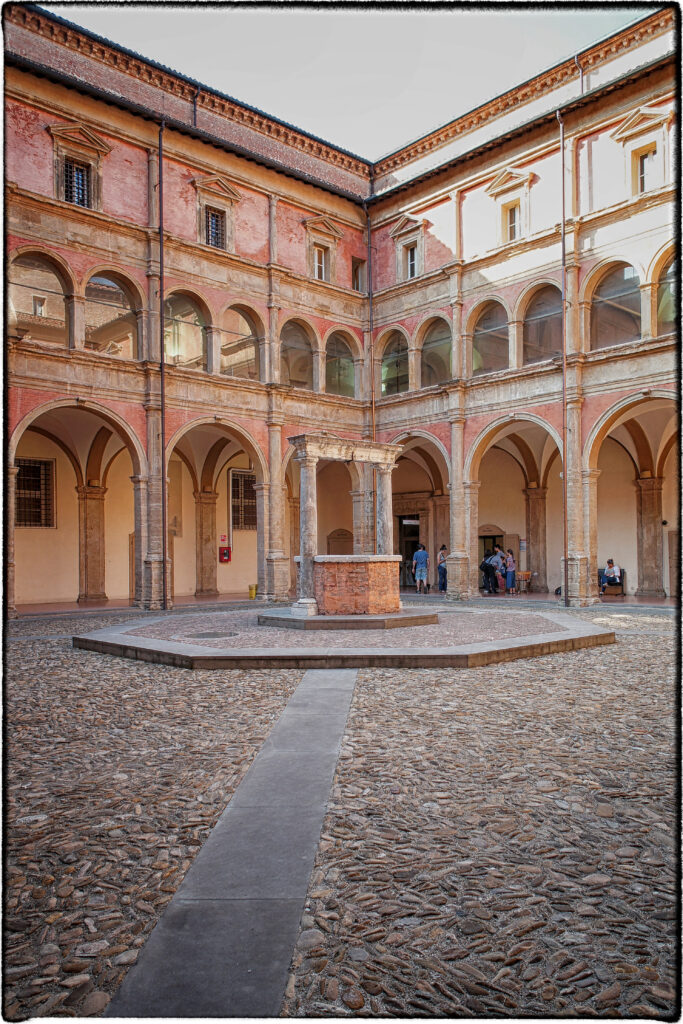 Il chiostro interno di San Giovanni in Monte a Bologna