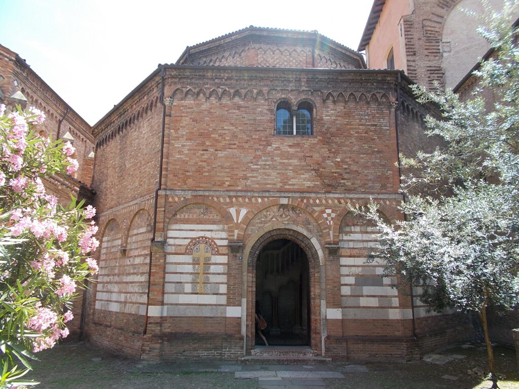 Esterno della chiesa del Santo Sepolcro, con la sua pianta ottagonale.