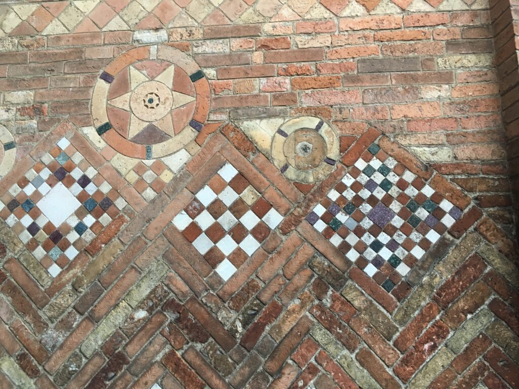 Dettaglio del mosaico presente nelle decorazioni del Cortile di Pilato del complesso delle Sette Chiese di Boogna.