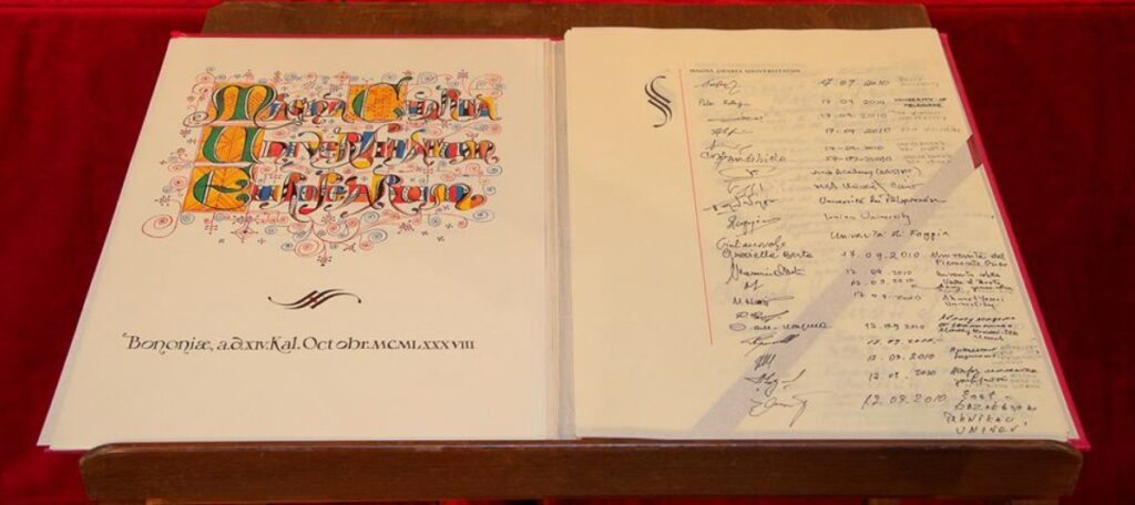 Foto della Magna Charta firmata da 430 rettori, tra cui quello dell'Università di Bologna.