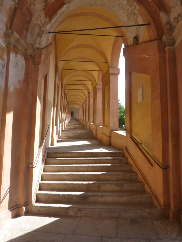 Portici che accompagnano la camminata verso San Luca.