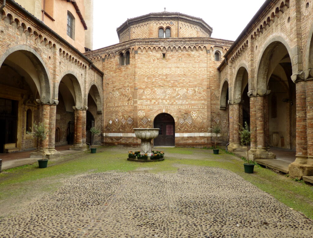 Interno del complesso delle sette chiese: cortile di Pilato.