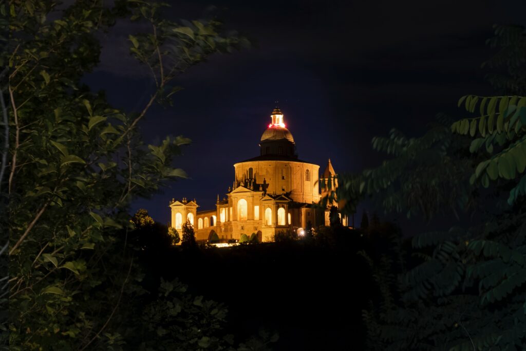 San Luca illuminato di notte.