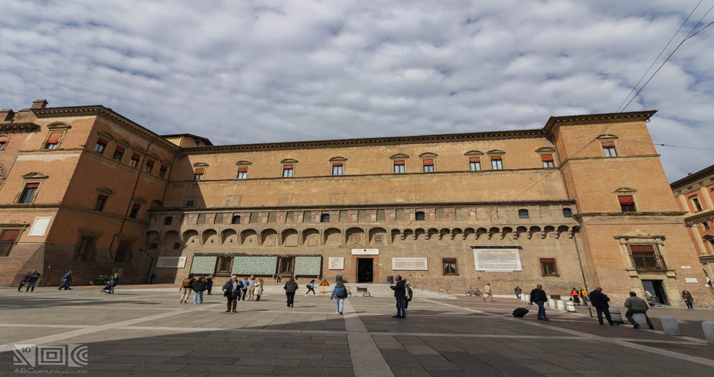 facade of the Sala Borsa library overlooking Piazza Maggiore
