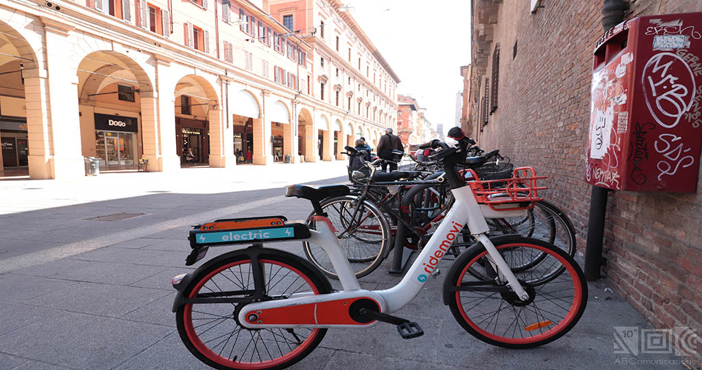 RideMovi Bologna, the electical city bike service to move around the centre of Bologna