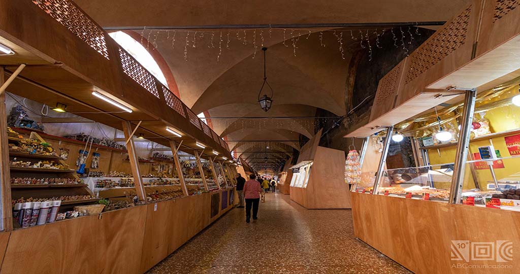 markets under the arcades of Basilica of Santa Maria dei Servi